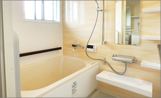 タイルのお風呂から、手すり設置・段差解消等で、ご年配の方にも安心な浴室にリフォーム！