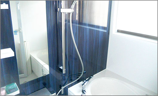 リクシルのキレイユで快適空間。深い青がスタイリッシュ＆カビがつきにくいパネルのお風呂にリフォーム！