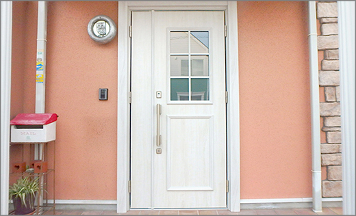 外観の良さ＆防犯力をアップ！白い木目のかわいい玄関ドアにリフォーム！