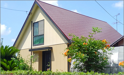 大きな屋根が特徴のお家をお客様ご希望のフッ素塗料で塗装リフォーム！