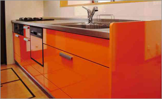 キッチンは対面タイプにし、オレンジで明るい雰囲気に