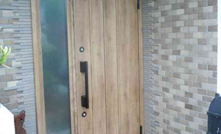 お家の顔でもある玄関ドアもナチュラルにリフォーム