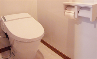 キッチンパネルを貼った壁でお掃除らくらくトイレリフォーム！