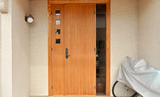 色あせ・汚れもスッキリ！木製玄関戸塗装リフォーム