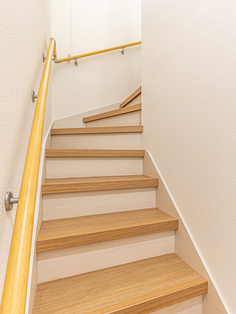 踏み板と蹴込みの色を分けた階段　大建工業「ハピアリモデル階段」